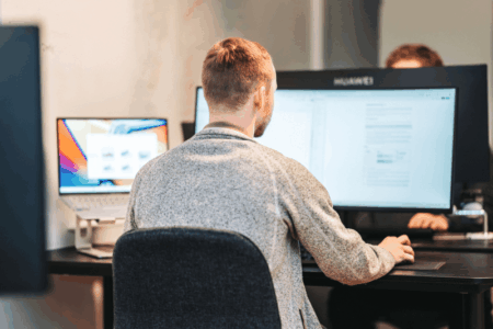 SEO specialist i Aarhus der arbejder ved computer